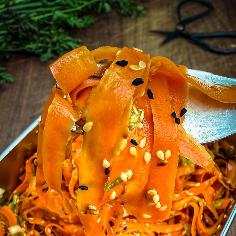Würziger Asia Karottensalat mit Sesam und frischem Dressing