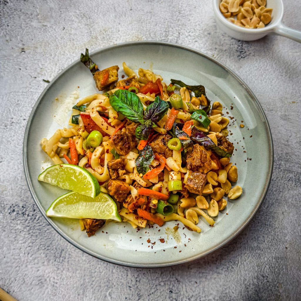 Pad-Thai-Salat mit Tofu, Reisnudeln und Erdnuss-Dressing