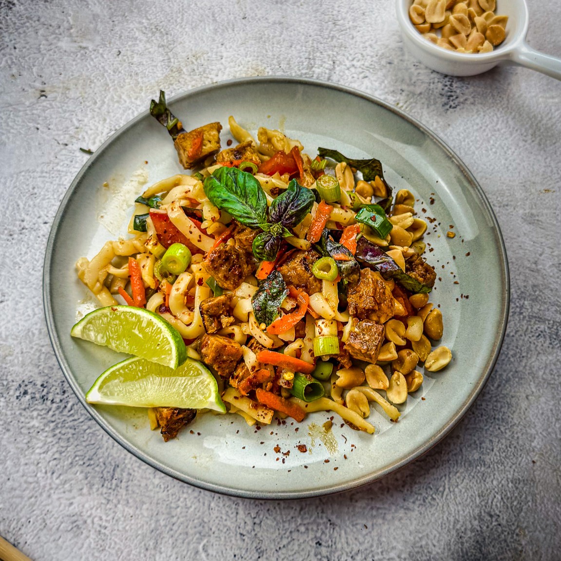 Pad-Thai-Salat mit Tofu, Reisnudeln und Erdnuss-Dressing