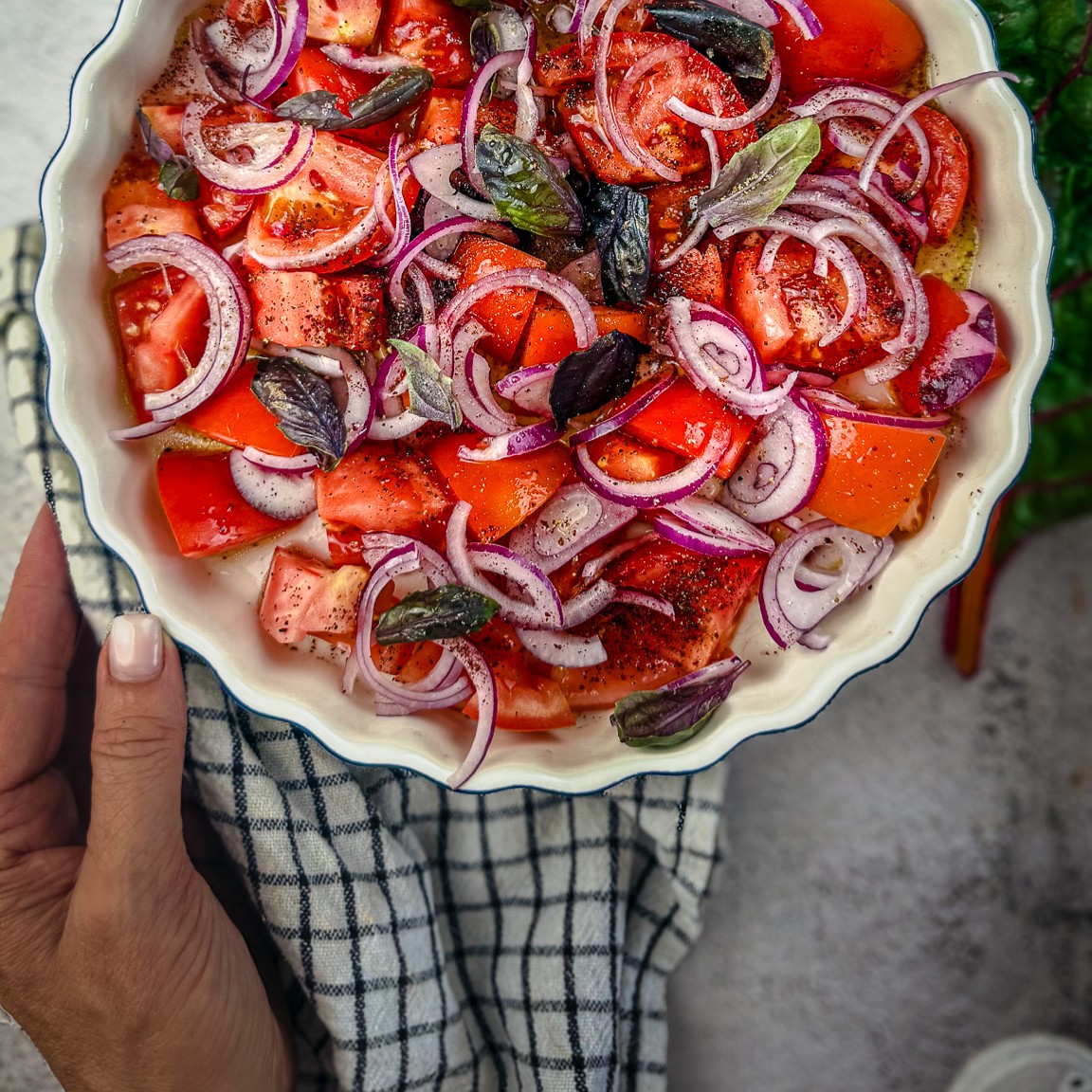 Tomatensalat mit Sumach, roten Zwiebeln und frischem Thai-Basilikum