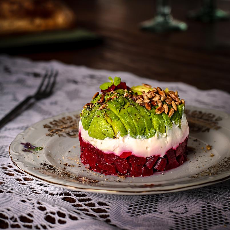Rote Beete Tartar mit Majoran-Creme und Avocadospalten – Foodie Wiesbaden